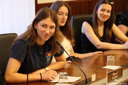 Kamniške dijakinje in dijaki v vlogi občinskih svetnikov na simulaciji odločanja (10)